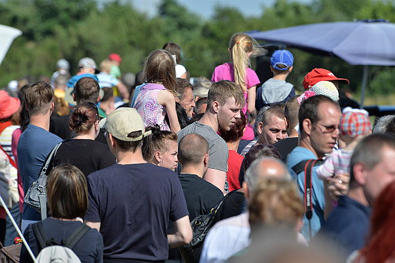 Flugplatzfest Stockerau 2015 28062015 Foto Huber Austrian Wings Media Crew Besucher am Festgelände_1