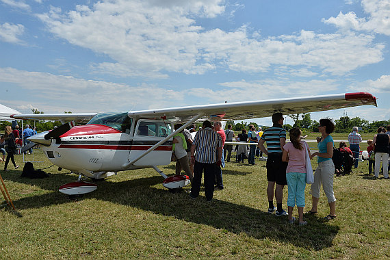 Flugplatzfest Stockerau 2015 28062015 Foto Huber Austrian Wings Media Crew Besucher bei Cessna 182