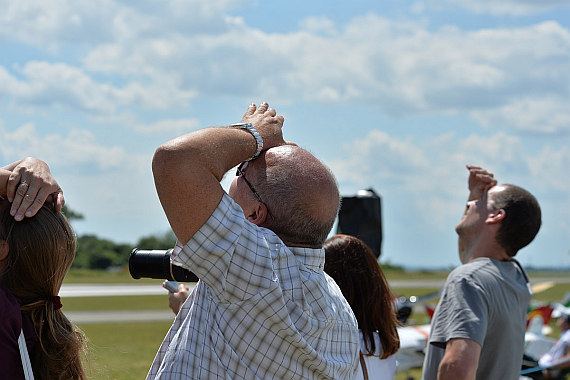 Flugplatzfest Stockerau 2015 28062015 Foto Huber Austrian Wings Media Crew Besucher schauen in den Himmel