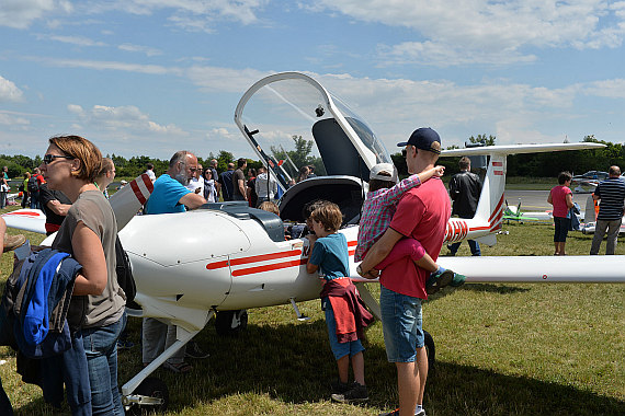 Flugplatzfest Stockerau 2015 28062015 Foto Huber Austrian Wings Media Crew Besucher und Kinder bei Katana