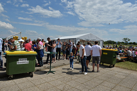 Flugplatzfest Stockerau 2015 28062015 Foto Huber Austrian Wings Media Crew Besucher