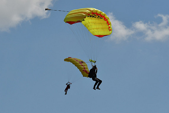 Flugplatzfest Stockerau 2015 28062015 Foto Huber Austrian Wings Media Crew Fallschirmspringer