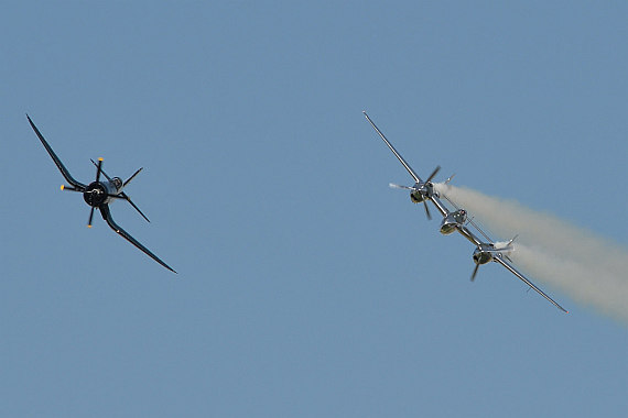 Flugplatzfest Stockerau 2015 28062015 Foto Huber Austrian Wings Media Crew Flying Bulls Display F4U Corsair P-38 Lightning