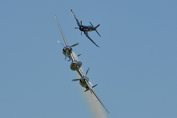 Flugplatzfest Stockerau 2015 28062015 Foto Huber Austrian Wings Media Crew Flying Bulls Display F4U Corsair P-38 Lightning_14