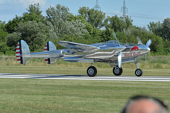 Flugplatzfest Stockerau 2015 28062015 Foto Huber Austrian Wings Media Crew Flying Bulls P-38 Lightning beim Start