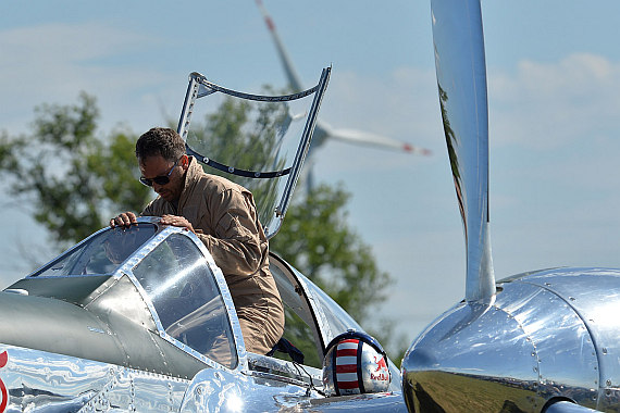 Flugplatzfest Stockerau 2015 28062015 Foto Huber Austrian Wings Media Crew Flying Bulls Pilot P-38 Lightning Raimund riedmann