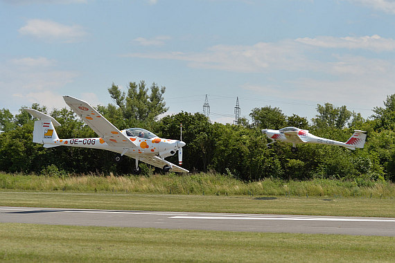 Flugplatzfest Stockerau 2015 28062015 Foto Huber Austrian Wings Media Crew Katana Formation Crossing Bodennähe