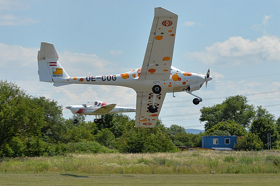 Flugplatzfest Stockerau 2015 28062015 Foto Huber Austrian Wings Media Crew Katana Formation Crossing Bodennäher