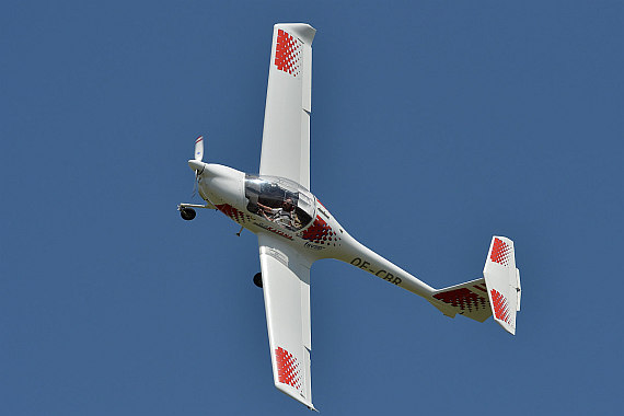 Flugplatzfest Stockerau 2015 28062015 Foto Huber Austrian Wings Media Crew Katana Oe-CBr Steilkurve_