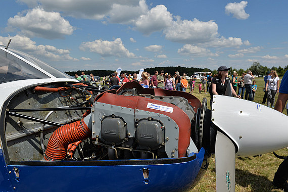 Flugplatzfest Stockerau 2015 28062015 Foto Huber Austrian Wings Media Crew Motor und Besucher