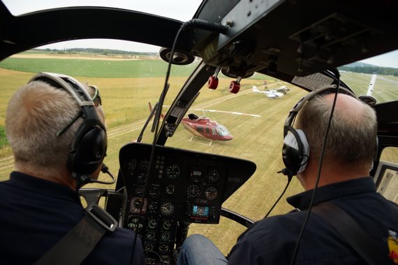 Flugplatzfest Stockerau Cockpit BO-105 Flying Bulls Landung 20150627_LOAU_Anton Wildberger_010