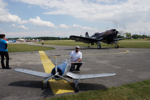 Einmal im Modell und einmal im Original: F4U Corsair - Foto: Anton Wildberger