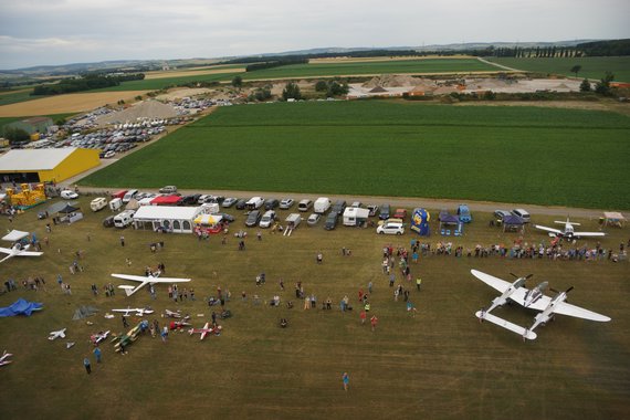 Flugplatzfest Stockerau Festgelände von oben 20150627_LOAU_Anton Wildberger_005