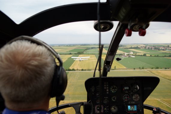 Flugplatzfest Stockerau Flying Bulls BO 105 Cockpit hinter Antonov AN-2 20150627_LOAU_Anton Wildberger_020