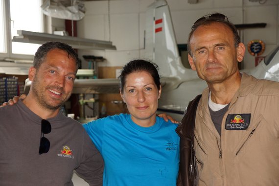 Raimund Riedmann, Chefpilot der Flying Bulls, und sein Kollege Eric Goujan gemeinsam mit einer ehrenamtlichen Helferin des Flugplatz-Teams - Foto: Anton Wildberger