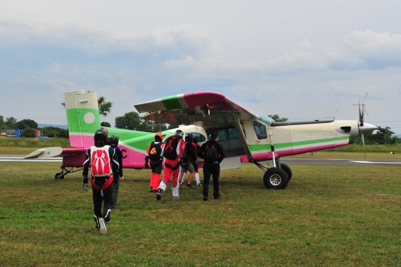 Fugplatzfest Stockerau 2015 Foto Huber Austrian Wings Media Crew Fallschirmspringer steigen in Pilatus PC-6 Porter