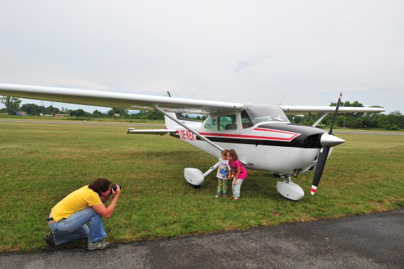 Fugplatzfest Stockerau 2015 Foto Huber Austrian Wings Media Crew Familie mit Kind vor dem Rundflug