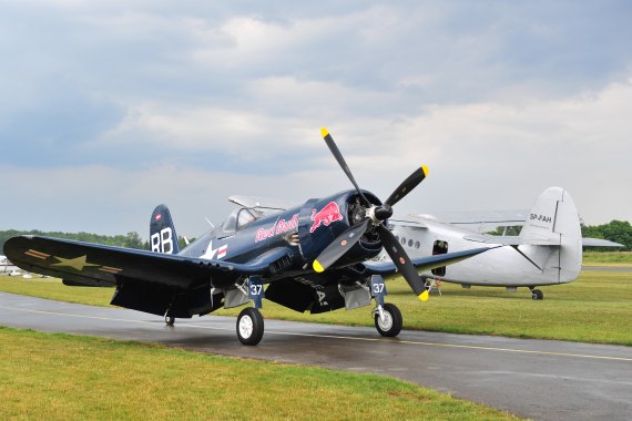 Fugplatzfest Stockerau 2015 Foto Huber Austrian Wings Media Crew Flying Bulls F4U Corsair mit Antonov AN-2