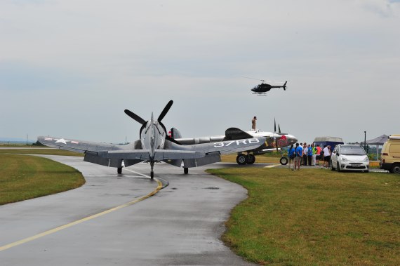 Fugplatzfest Stockerau 2015 Foto Huber Austrian Wings Media Crew Flying Bulls F4U Corsair mit Jet Ranger und Besuchern im Hintergrund