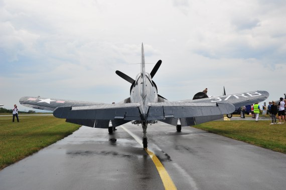 Fugplatzfest Stockerau 2015 Foto Huber Austrian Wings Media Crew Flying Bulls F4U Corsair von hinten