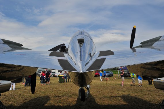 Fugplatzfest Stockerau 2015 Foto Huber Austrian Wings Media Crew Flying Bulls P-38 Lightning Closeup