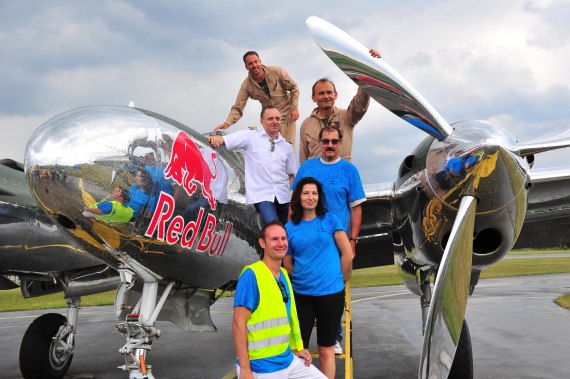Fugplatzfest Stockerau 2015 Foto Huber Austrian Wings Media Crew Flying Bulls P-38 Lightning Raimund Riedmann Gruppenbild