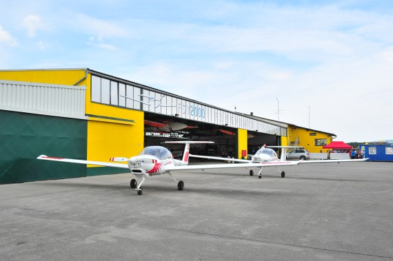 Fugplatzfest Stockerau 2015 Foto Huber Austrian Wings Media Crew Katanas vor dem Hangar