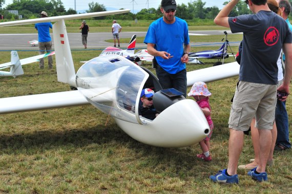 Auch die jüngsten Besucher nahmen im Cockpit Platz - so gewinnt man Fliegernachwuchs!