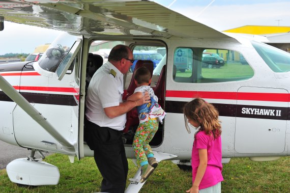 Fugplatzfest Stockerau 2015 Foto Huber Austrian Wings Media Crew Kinder Rundflug