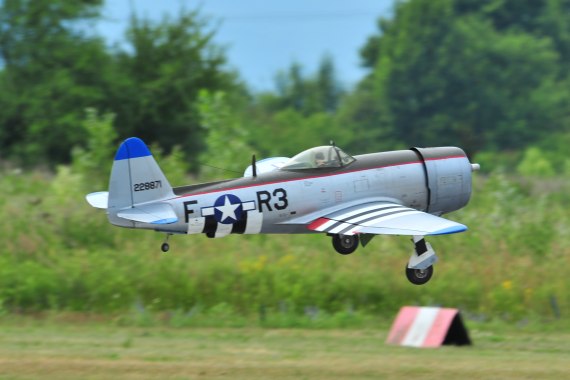 Fugplatzfest Stockerau 2015 Foto Huber Austrian Wings Media Crew Modell P-47 Thunderbolt beim Start