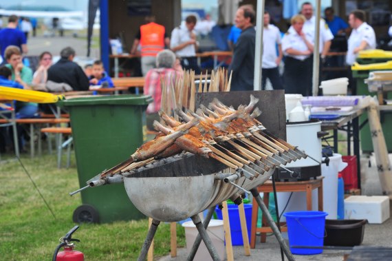 Für das leibliche Wohl war gesorgt, unter anderem gab es leckeren geräucherten Fisch.