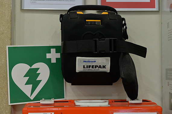 Halbautomatischer Defibrillator AED Symbolbild Sujetbild Foto Huber Austrian Wings Media Crew