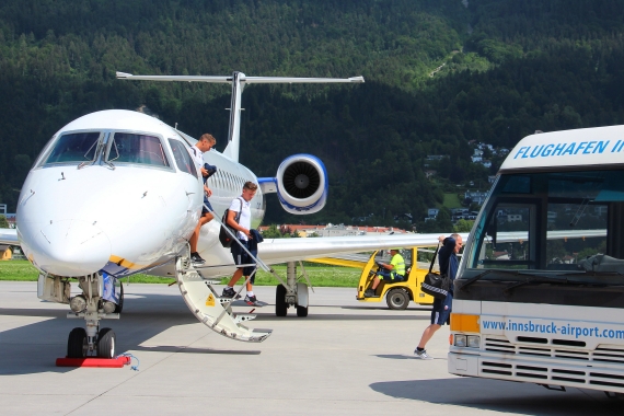 LOWI 28.06.15 Bundesligafussballer aus Frankreich  gelandet Innsbruck Christian Schöpf