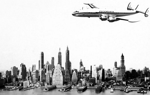 Lufthansa Superconstellation über New York. Zunächst flogen deutsche Co-Piloten mit amerikanischen Kapitänen. Der Kapitän - so schildern es ehemalige Lufthanseaten - war damals uneingeschränkte Autorität an Bord, CRM ein absolutes Fremdwort ... - Fo