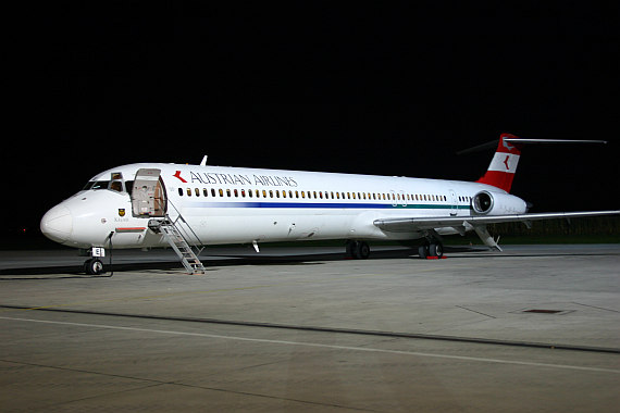 Wunderschöne Nachtaufnahme einer der beiden MD-83 der AUA - Foto: Martin Dichler