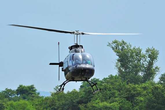 ... mit diesem Bell 206 Jet Ranger ...