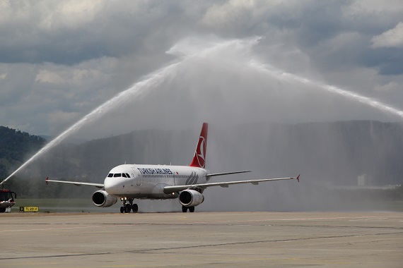 Turkish ERstlandung Graz 22. Juni 2015 Waserfontänen Foto Franz Zussner