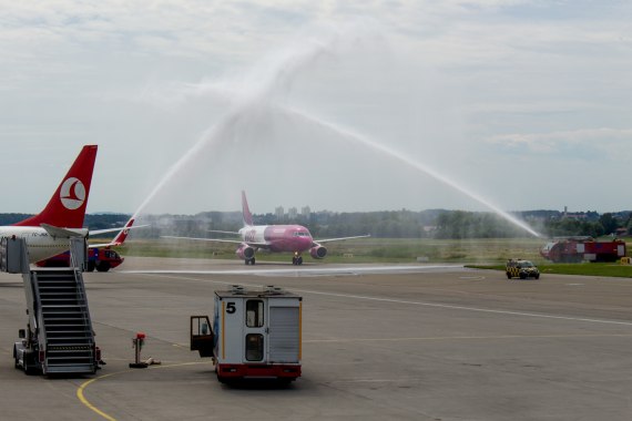 Wizz Air A320 Flughafenfeuerwehr Wasserfontänen Friedrichshafen Foto Mathias Claus