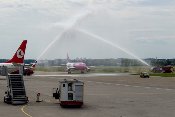 Wizz Air A320 Flughafenfeuerwehr Wasserfontänen Friedrichshafen Foto Mathias Claus Wizz Air A320 Flughafenfeuerwehr Wasserfontänen Friedrichshafen Foto Mathias Claus