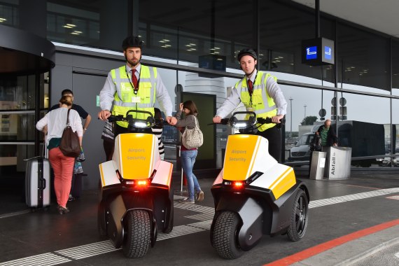 Airport Security Segway Foto Huber Austrian Wings Media Crew_11