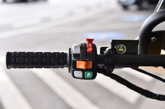 Übersichtlich angeordnete Bedienelemente für Blinker und Signalanlage. Übersichtlich angeordnete Bedienelemente für Blinker und Signalanlage.