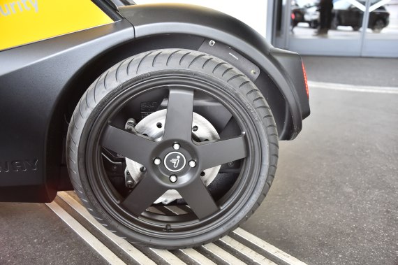 Scheibenbremsen kommt der Segway bei einer Bremsung fast sofort zum Stillstand. Scheibenbremsen kommt der Segway bei einer Bremsung fast sofort zum Stillstand.