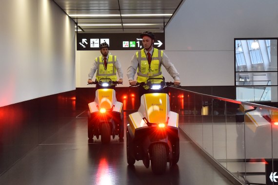 Die Fahrzeuge verfügen über LED-Blitzer, die im Notfall für freie Fahrt sorgen sollen. Die Fahrzeuge verfügen über LED-Blitzer, die im Notfall für freie Fahrt sorgen sollen.