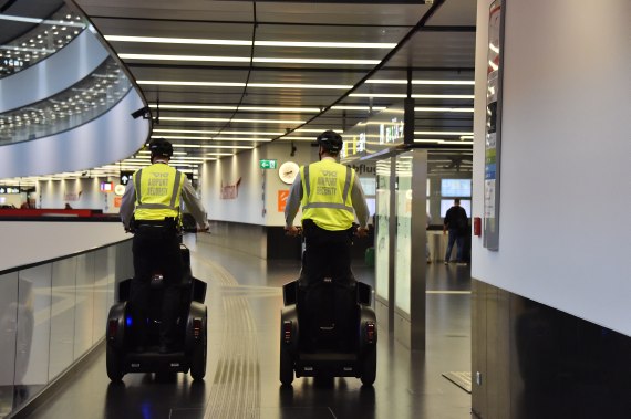 Die Mitarbeiter sind mit ihren Fahrzeugen sowohl im Innen ...