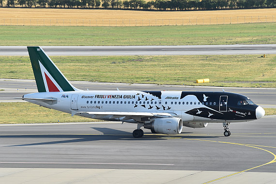 Alitalia Airbus A319 Sonderlackierung schwarze Nase Foto Huber Austrian Wings Media Crew