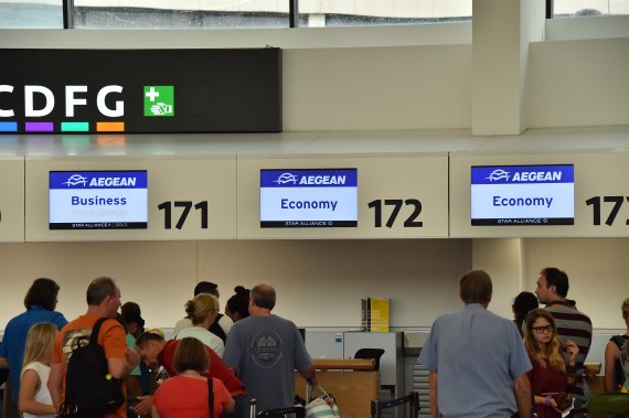 Aegean-Passagiere am Flughafen Wien. Aegean-Passagiere am Flughafen Wien.