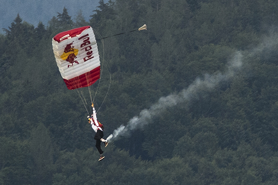 Flying Bulls Red Bull Fallschirmspringer Scalaria 2015 Foto Florian Bartonek