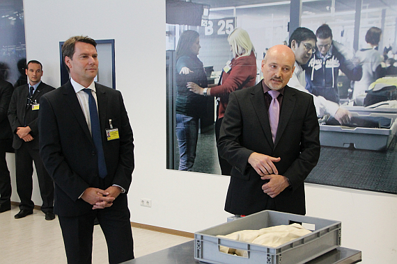 VIE-Sicherheitschef Franz Spitzer und Oberst Peter Bencza vom Innenministerium stellten die neuen Sicherheitskontrollen vor - Foto: AG / Austrian Wings Media Crew VIE-Sicherheitschef Franz Spitzer und Oberst Peter Bencza vom Innenministerium stellten die neuen Sicherheitskontrollen vor - Foto: AG / Austrian Wings Media Crew