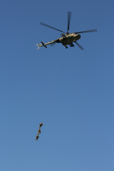 Red Bull Air Race Budapest 2015 Helikopter Soldaten seilen sich ab Peter Hollos - 175534-PH5_5254