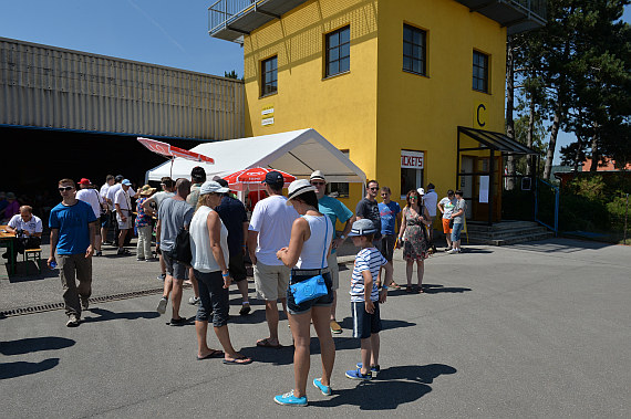 Spitzerberg 2015 Foto Huber Austrian Wings Besucher am Buffet